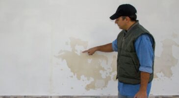 Les maçons sont unanimes : "Pour réparer un mur touché par l'humidité, la première étape consiste à l'assainir"