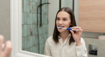 Cette dentiste est formelle : "Se brosser les dents après le petit-déjeuner est la pire chose que vous puissiez faire"