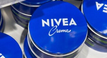 Roger Nebot, pharmacien : "La boîte bleue Nivea est une excellente crème hydratante, cependant elle ne contient pas de filtres solaires, elle ne protège donc pas du soleil (ce n’est pas un bon écran solaire)"