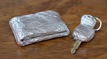 Envelopper sa carte bancaire et ses clés dans du papier aluminium : quel est l'effet et pourquoi c'est recommandé ?