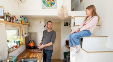 James a tout quitté pour vivre dans une tiny house autonome plus petite qu’un garage : "C’était un choix de vie très libérateur"