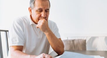 Jackie, 72 ans, touche 1150 euros de retraite mais c'était sans compter sur son surendettement : "Plus jeunes si nous avions un découvert, la banque nous accordait un crédit à la consommation pour ne plus l’être. On s'est fait avoir comme ça"