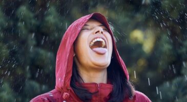 La psychologie affirme que les personnes qui aiment les jours de pluie sont uniques, car elles se tournent vers leur monde intérieur pour analyser leurs propres émotions, sensations et pensées