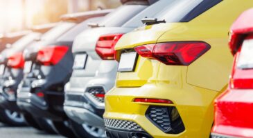 Pourquoi les automobilistes mettent-ils un sac sur les essuie-glaces de leur voiture ?