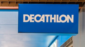 Decathlon : plus stylée que la veste en jean, cette veste coupe-vent protège du froid et de la pluie avec style
