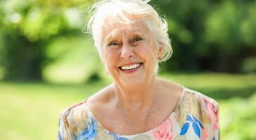 Jane, 81 ans, vit seule dans une caravane installée dans le jardin de sa fille : "C'est le paradis sur Terre"