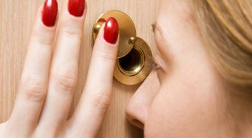 Poser un judas sur votre porte : comment procéder ?
