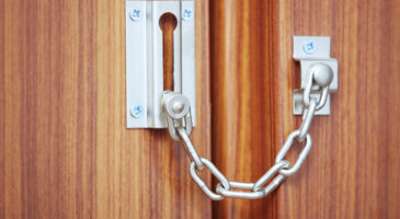 Comment installer un entrebâilleur ?