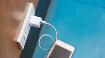Incendies, chocs électriques : les chargeurs de smartphones peuvent être dangereux