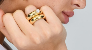Bagues dorées : tous ces bijoux ultra tendances pour lesquels on va forcément craquer en 2021