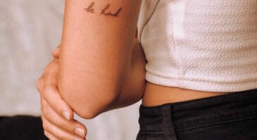 Tatouage lettres : ces mots qui nous font les yeux doux repérés sur Pinterest