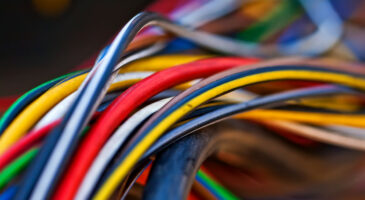 Bleu, vert, noir : que signifie la couleur des fils électriques ?