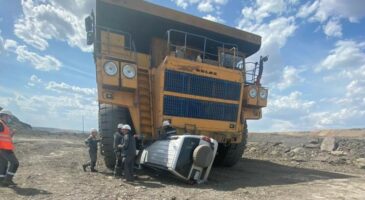 Vidéo : Ce camion-benne roule sur une voiture pleine d’ouvriers !