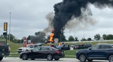 Vidéo : ce camion se renverse et provoque une boule de feu !