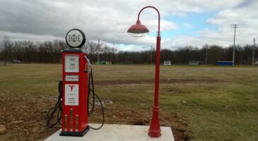 Une borne de recharge Tesla vintage