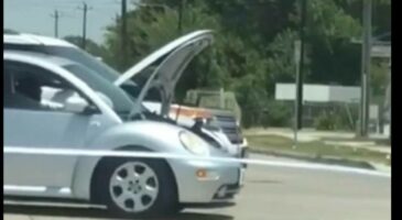 Insolite : Deux voitures circulant avec des câbles de démarrage