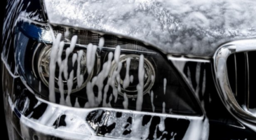 Peut-on laver sa voiture avec du liquide vaisselle ?