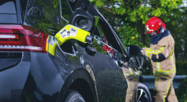 Voitures électriques : cet accessoire facilite le travail des pompiers