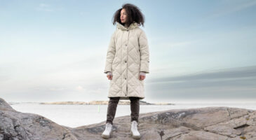 Confortable, protectrice et tendance, cette nouvelle marque ultra prisée en Suède débarque en France et signe les plus beaux manteaux d'hiver !
