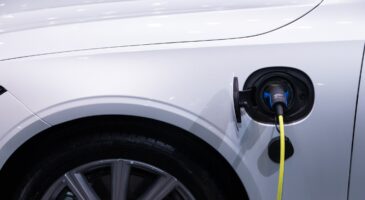 La voiture électrique est-elle vraiment plus chère qu'un modèle thermique ?