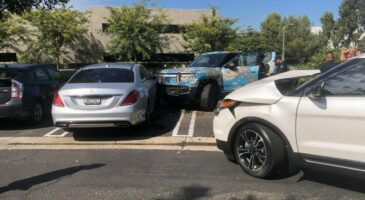 Un Rivian R1T s'écrase contre une Classe S et un Ford Explorer