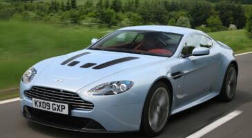 V12 Vantage : Astion Martin annonce son retour avec un teaser !