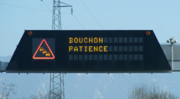 Pourquoi consomme-t-on plus dans les bouchons ?