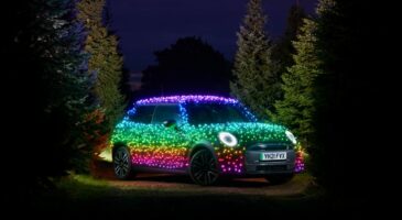 Au Royaume-Uni, cette "Mini de Noël" apporte de la joie aux gens