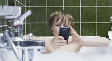 Peut-on s'électrocuter avec son smartphone dans son bain ?