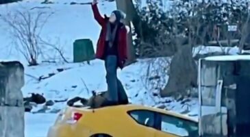 Ma voiture coule dans l'eau ? Cela vaut bien un selfie ! (vidéo)