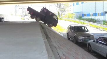 Ce conducteur de mini camion se retrouve bloqué de façon ridicule
