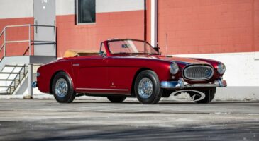 Une voiture de course du Mans déguisée en cabriolet de luxe