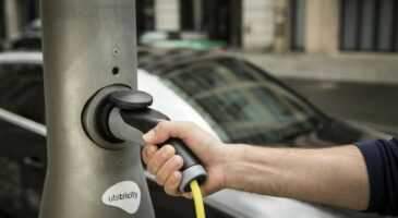 Voiture électrique : bientôt la recharge sur les lampadaires ?