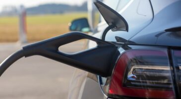 Tesla retire les câbles de recharge pour ses voitures