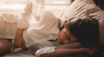 Règles douloureuses : voici 3 postures de yoga qui soulagent vraiment !