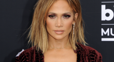 Jennifer Lopez : son décolleté plongeant et son matching outfit font sensation