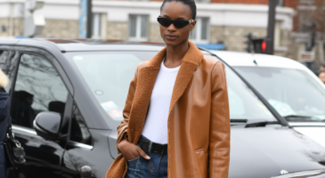 Le jean brut : notre obsession sophistiquée de l'automne