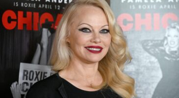 Pamela Anderson (55 ans) : pose sexy et sans maquillage dans une robe ouverte qui laisse apercevoir ses fesses