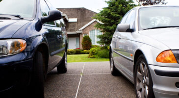 Votre voisin se gare devant chez vous ? Ce que dit la loi, amende, fourrière...
