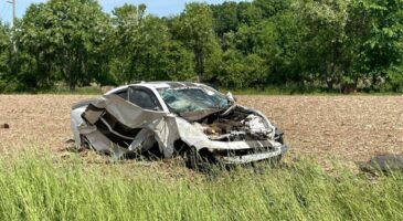 Il vole une Dodge Charger puis survit à un crash à 260 km/h !