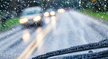Conduire dans une tempête : comment se comporter sur la route ?