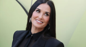 Demi Moore : en costume blanc, elle s’empare du chic à la française au premier rang du défilé Dior