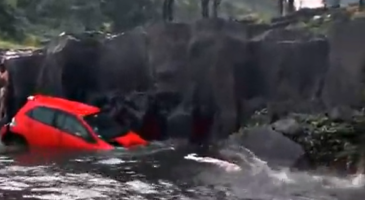 Accident : cette Honda tombe dans un lac à cause d'une erreur de débutant