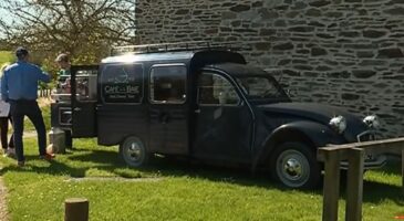 Il crée son bar dans une 2CV devant le Mont-Saint-Michel