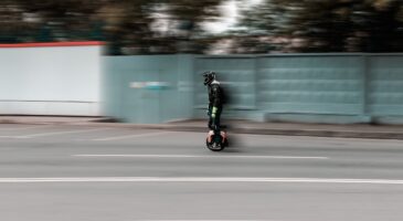 Il se lance sur l'autoroute... avec une monoroue électrique