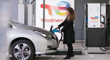 TotalEnergies offre la recharge dans ses stations pour les véhicules électriques