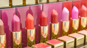 Rouge à lèvres : cette teinte surprenante qui divise la Toile est déjà LA tendance de cet automne/hiver 2023