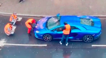 Des activistes s'en prennent à sa Lamborghini, il ne bronche pas