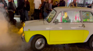 Tous bouche bée devant la voiture-aquarium !