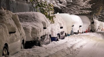 Hiver : comment bien déneiger sa voiture par grands froids ?